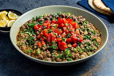  Foul Medames: En krämig och smakrik bönröra som väcker sinnena till liv med sin unika blandning av kryddor!