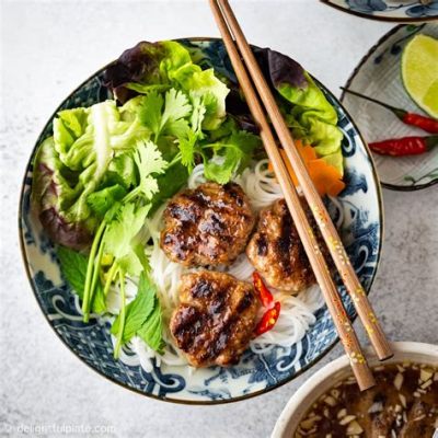  Bún Chả: En uppfriskande blandning av grillad fläskkött och kexiga nudlar för den äventyrlige smaksökaren!